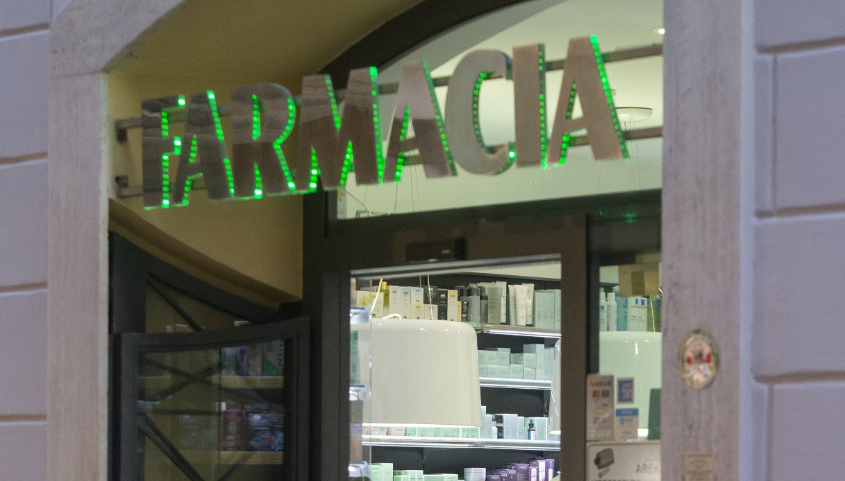 https://wips.plug.it/cips/notizie.virgilio.it/cms/2025/11/sciopero-farmacisti-dipendenti-contratto-federfarma.jpg