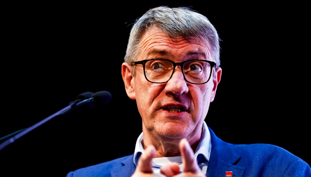 Maurizio Landini al microfono