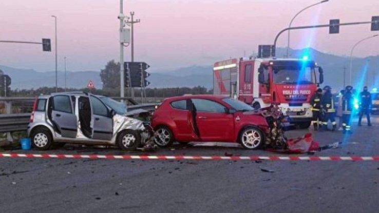 Violento incidente frontale tra auto sulla Statale Jonica vicino a ...