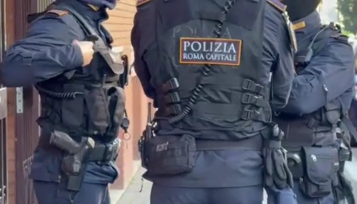Case occupate abusivamente a Roma, il video del nuovo blitz: sgomberati 11 alloggi e 44 persone allontanate Case occupate abusivamente a Roma, il video del nuovo blitz: sgomberati 11 alloggi e 44 persone allontanate