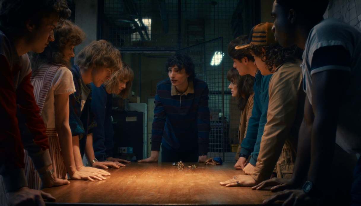 Stranger Things Plugged In Millie Bobby Brown avrebbe denunciato David Harbour per molestie e ...