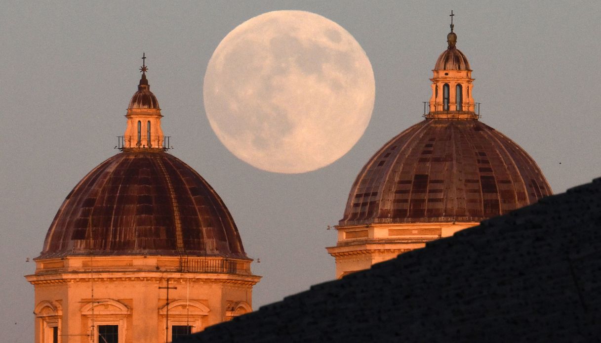 https://wips.plug.it/cips/notizie.virgilio.it/cms/2025/11/super-luna-piena-novembre-2025.jpg