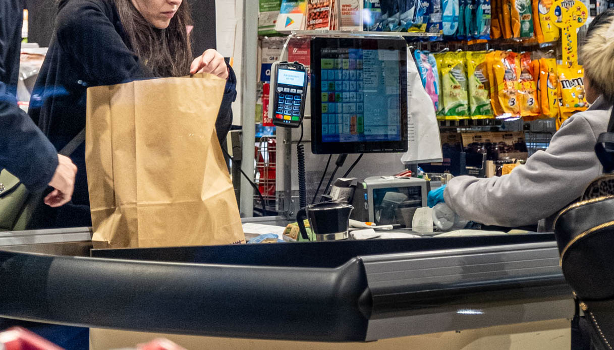 cassiere del pam licenziato dopo 13 anni per il test del finto cliente sfuggiti rossetti e matite nascosti