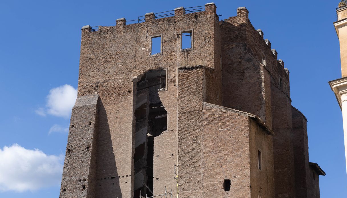 Torre dei Conti crollata ai Fori Imperiali di Roma, parlano i testimoni: "Boato", "Ho visto un operaio cadere" Torre dei Conti crollata ai Fori Imperiali di Roma, parlano i testimoni: "Boato", "Ho visto un operaio cadere"