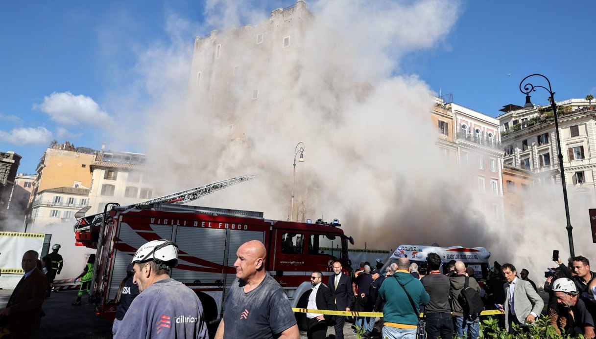 Crollo Torre dei Conti ai Fori Imperiali a Roma, l