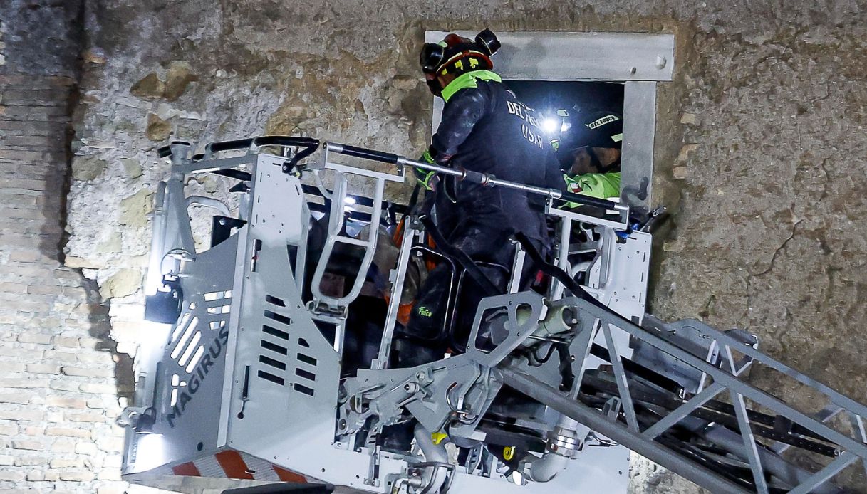 Crollo della Torre dei Conti a Roma, il racconto del soccorritore di Octay Stroici: "Chiedeva di sbrigarci" Crollo della Torre dei Conti a Roma, il racconto del soccorritore di Octay Stroici: "Chiedeva di sbrigarci"