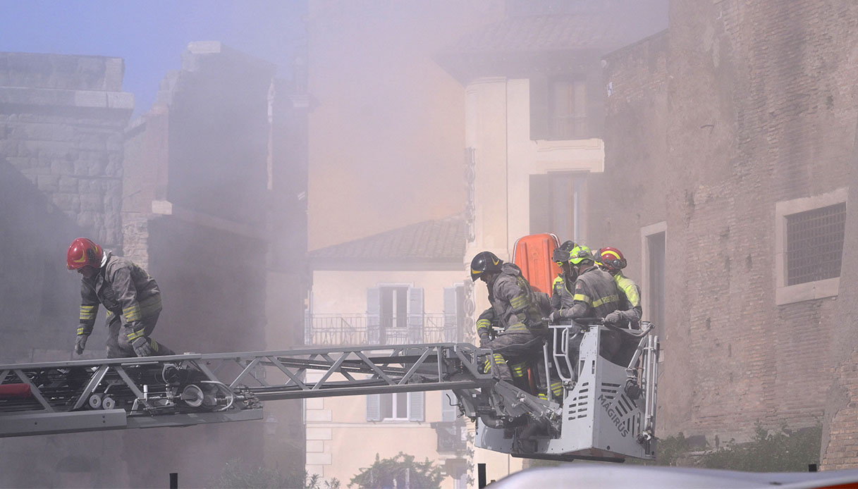 https://wips.plug.it/cips/notizie.virgilio.it/cms/2025/11/vigili-del-fuoco-secondo-crollo-torre-dei-conti-roma.jpg