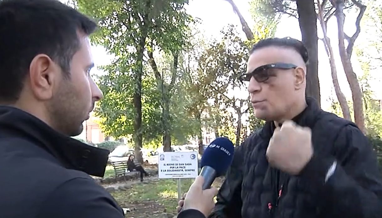 Youtuber Cicalone aggredito in metro a Roma, il video del pestaggio: "Ho un edema nell Youtuber Cicalone aggredito in metro a Roma, il video del pestaggio: "Ho un edema nell