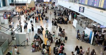 Addetto alle pulizie dell'aeroporto di Fiumicino trova borsa con 10mila euro e la consegna alla polizia