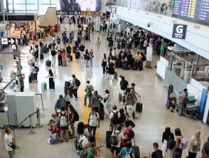Addetto alle pulizie dell'aeroporto di Fiumicino trova borsa con 10mila euro e la consegna alla polizia