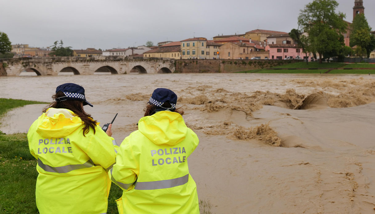 https://wips.plug.it/cips/notizie.virgilio.it/cms/2025/12/allerta-rossa-emilia-romagna-maltempo-fiumi.jpg