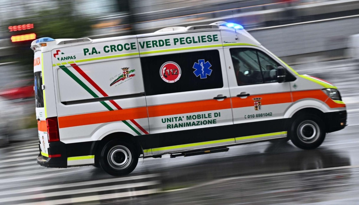 https://wips.plug.it/cips/notizie.virgilio.it/cms/2025/12/ambulanza-bari-pronto-soccorso.jpg