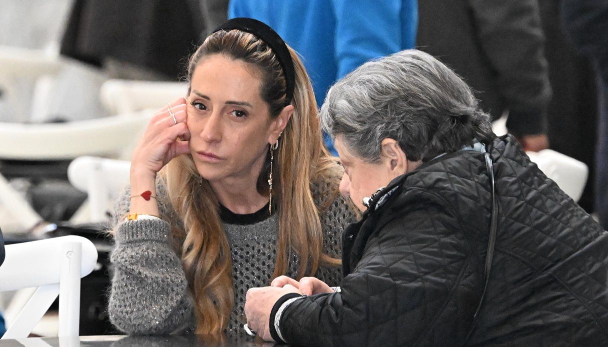 Arianna Meloni mentre parla con la madre