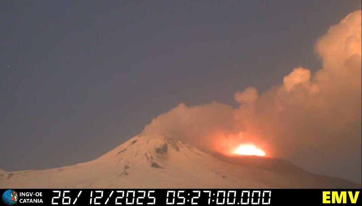 https://wips.plug.it/cips/notizie.virgilio.it/cms/2025/12/attivita-vulcanica-etna-sicilia.jpg