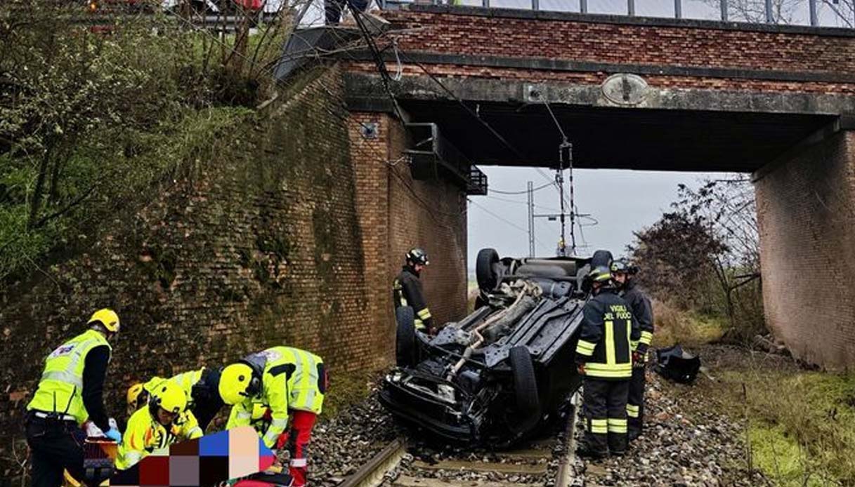 Auto precipita dal cavalcavia a Caorso vicino Piacenza e finisce sui binari del treno, due feriti