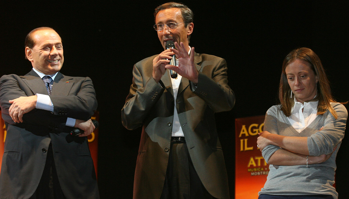 Foto del 2007 di Berlusconi, Fini e Meloni