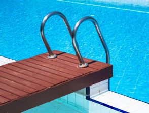 Bimbo di 4 anni annega in piscina a Curon, morto dopo giorni di agonia: indagate madre e zia oltre al bagnino