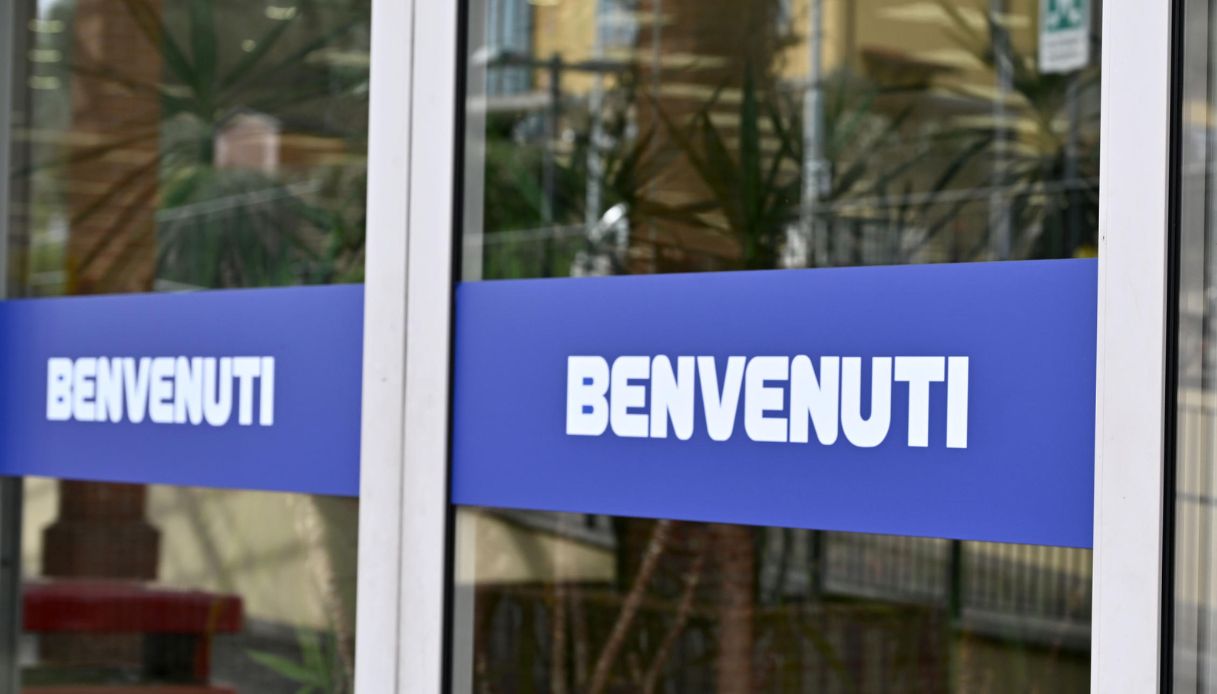 cassiera dell esselunga di firenze molestata in bagno l aggressione e ira del sindaco funaro fatto grave