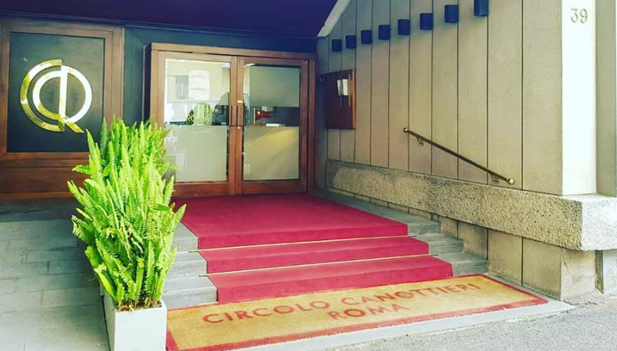 circolo canottieri roma licenzia addetta alle pulizie che fa causa anche un tu di troppo