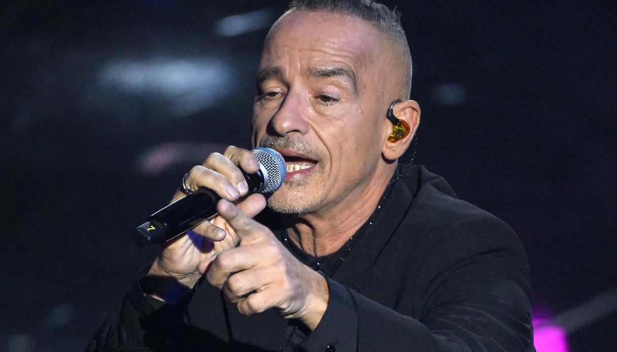 https://wips.plug.it/cips/notizie.virgilio.it/cms/2025/12/eros-ramazzotti-vicino.jpg
