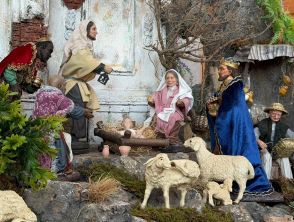 Esplosione davanti la chiesa di Sezze vicino Latina, petardi sul presepe poco prima della messa: nessun ferito