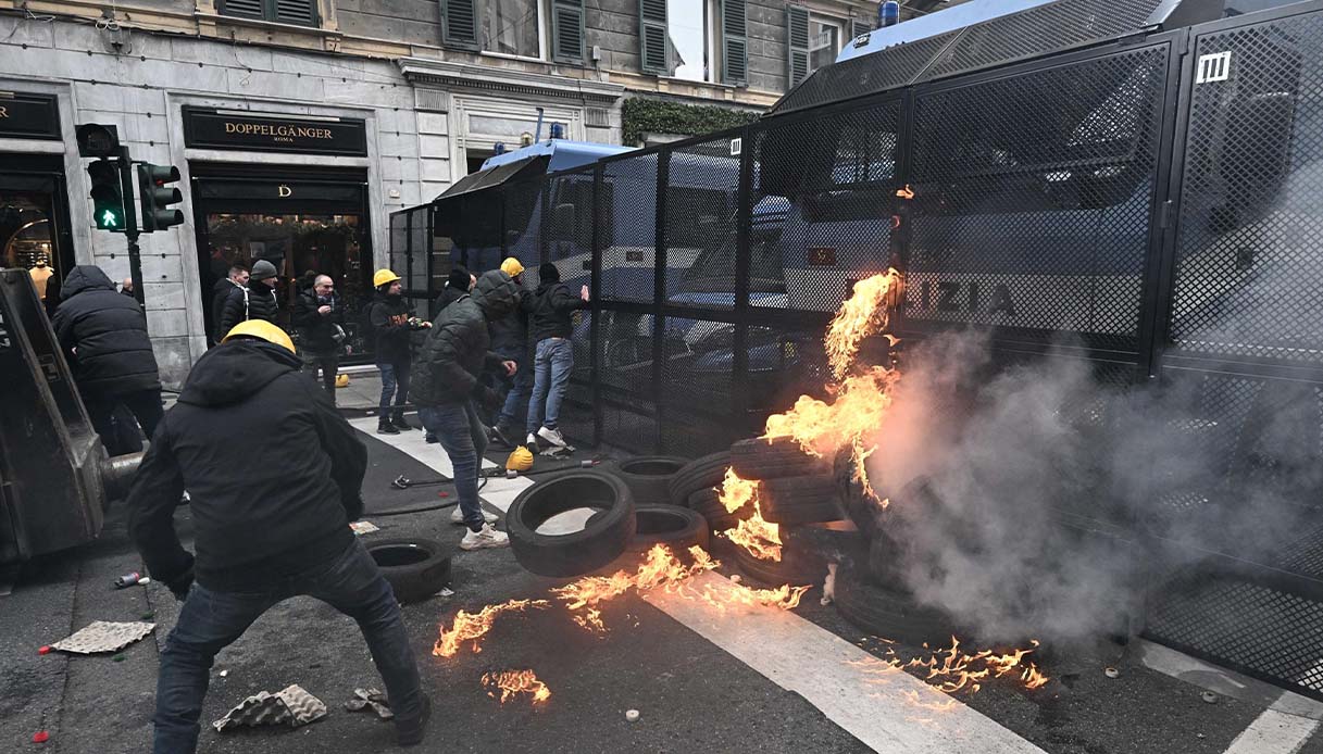 Ex Ilva a Genova, operai in stazione a Brignole per bloccare i treni: il video delle tensioni con la polizia