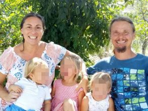 Bambini della famigia nel bosco verso la scuola pubblica da gennaio, cosa può cambiare per il ricongiungimento