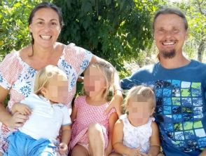 Famiglia nel bosco, figli spaventati da soffione della doccia, interruttore della luce e scarico del wc