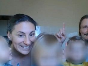 Famiglia nel bosco difesa dall'amica di Catherine, 