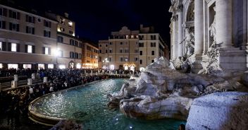 fontana-di-trevi-2-euro-a-pagamento