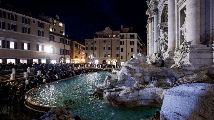 Fontana di Trevi a Roma a pagamento con biglietto da 2 euro, ora è ...