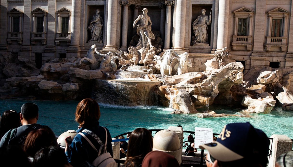 https://wips.plug.it/cips/notizie.virgilio.it/cms/2025/12/fontana-di-trevi-roma.jpg