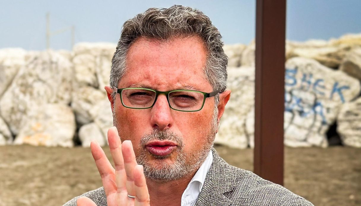 Pugno In Faccia A Francesco Emilio Borrelli A Napoli Il Video Dell 