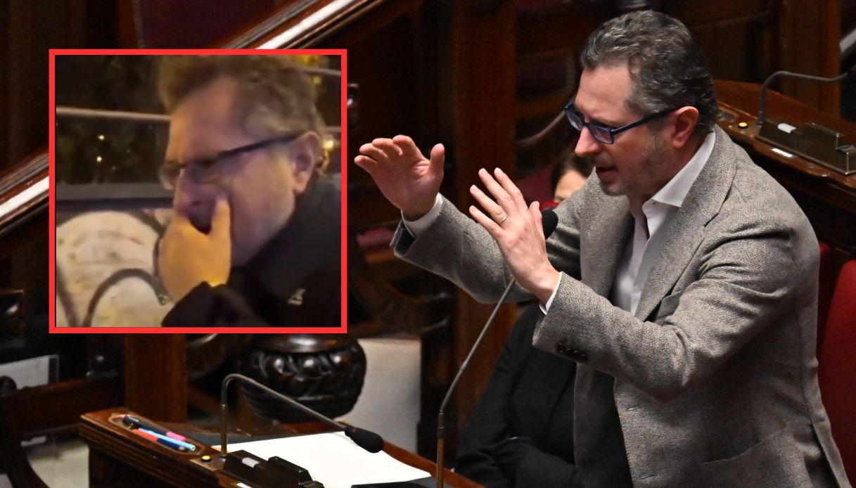 Pugno In Faccia A Francesco Emilio Borrelli A Napoli Il Video Dell 