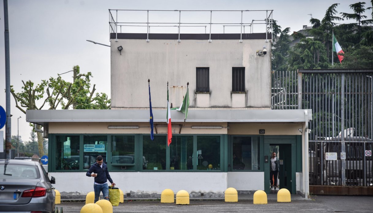 L'esterno del carcere di Opera