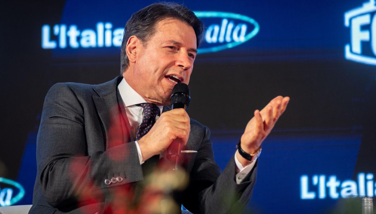 https://wips.plug.it/cips/notizie.virgilio.it/cms/2025/12/giuseppe-conte-atreju.jpg
