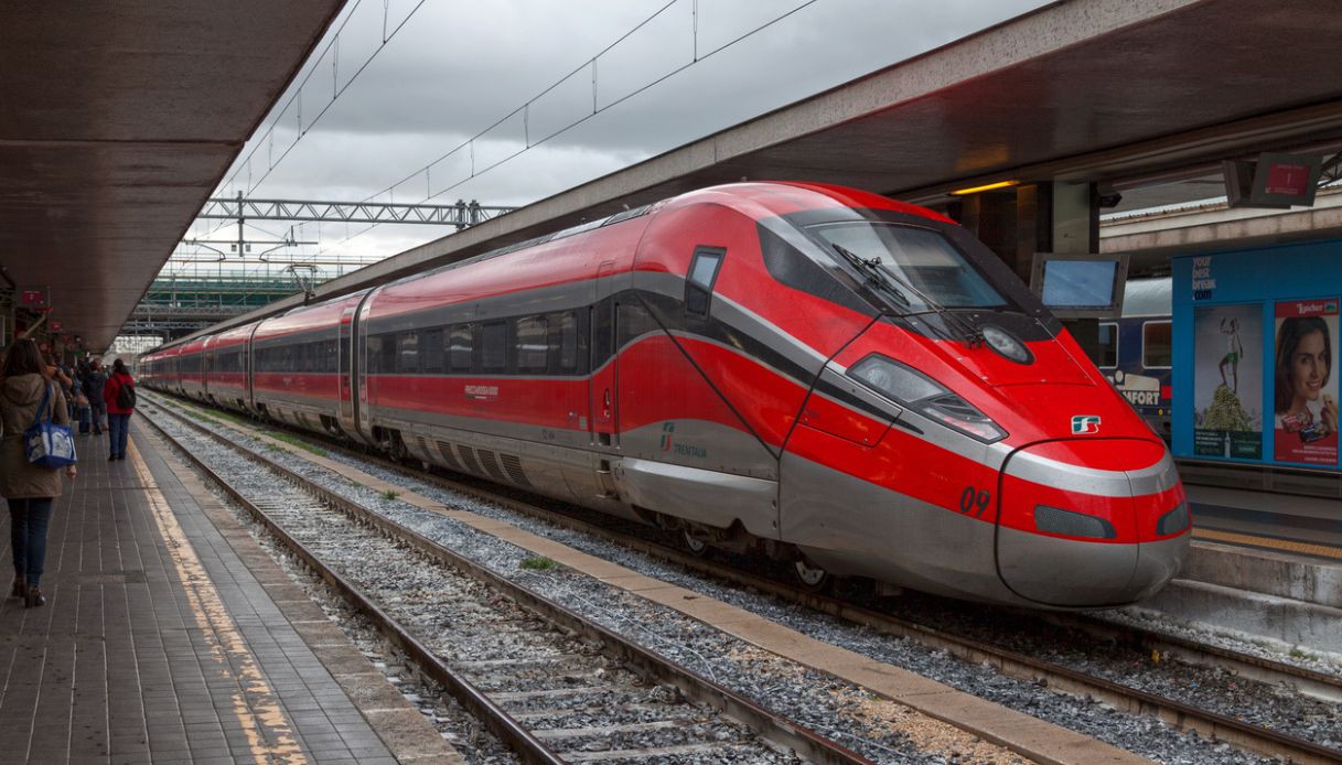 https://wips.plug.it/cips/notizie.virgilio.it/cms/2025/12/guasto-napoli-milano-treni-ritardi.jpg