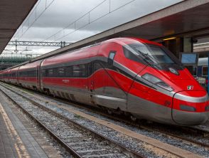 Guasti a Milano e Napoli e treni in tilt alla vigilia di Natale, ritardi e disagi per chi viaggia