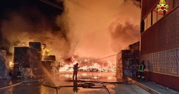 Vasto incendio nel cortile di un'azienda di stoccaggio rifiuti nel Barese