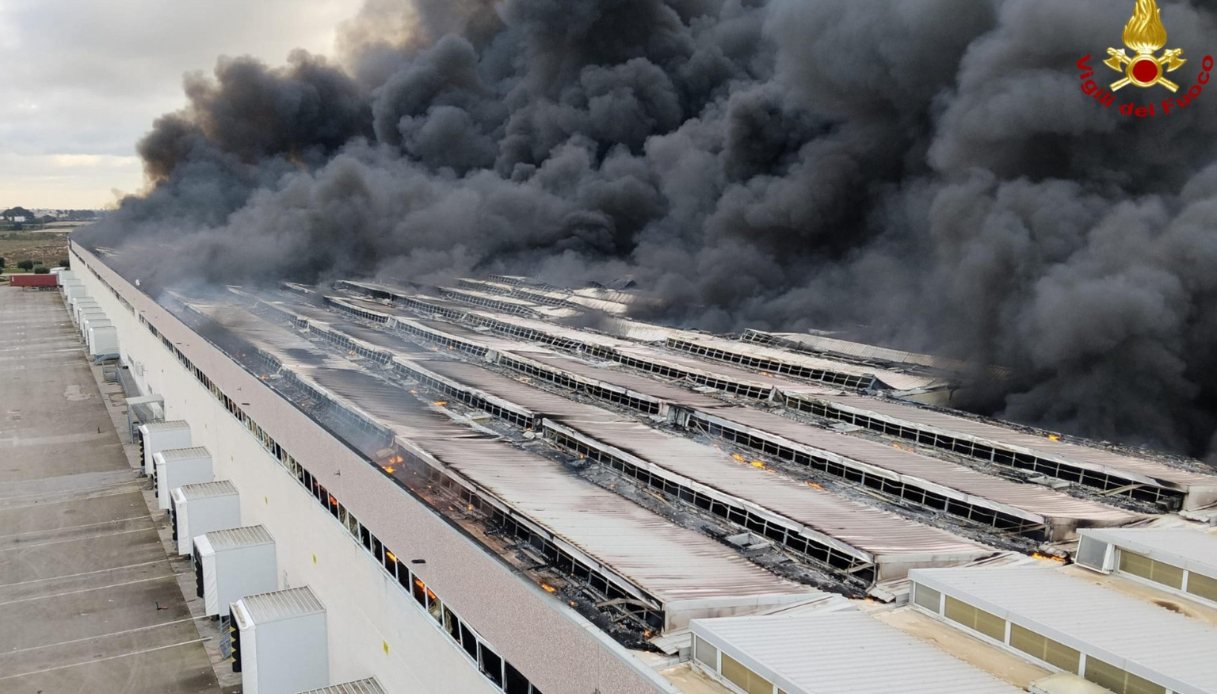 https://wips.plug.it/cips/notizie.virgilio.it/cms/2025/12/incendio-rutigliano-terminal-puglia-bari.jpg