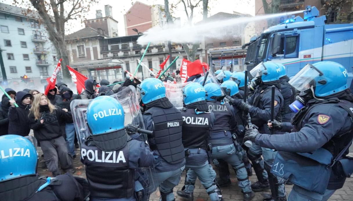 https://wips.plug.it/cips/notizie.virgilio.it/cms/2025/12/manifestazione-torino-askatasuna-scontri-1.jpg