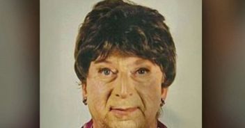 Mantova travestito madre morta pensione