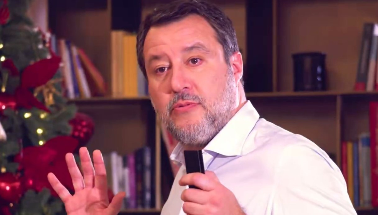https://wips.plug.it/cips/notizie.virgilio.it/cms/2025/12/matteo-salvini-natale-meme.jpg