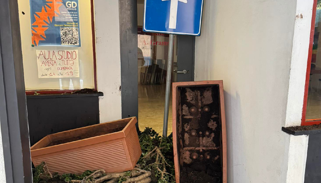 Sede del Pd di Chiavari vandalizzata, il segretario denuncia: “Attacco squadrista, inneggiavano al duce”