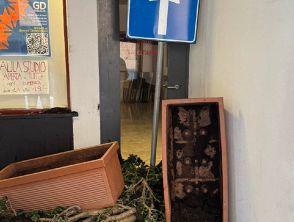 Sede del Pd di Chiavari vandalizzata, il segretario denuncia: “Attacco squadrista, inneggiavano al duce”