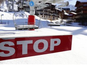 Cade dalla seggiovia a Piancavallo vicino Pordenone, impigliato in una rete sganciata dal vento: grave 32enne