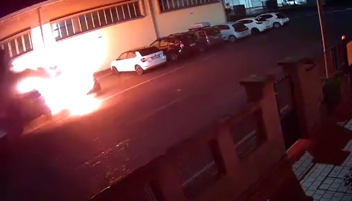 https://wips.plug.it/cips/notizie.virgilio.it/cms/2025/12/polizia-prato-auto-incendi.jpg