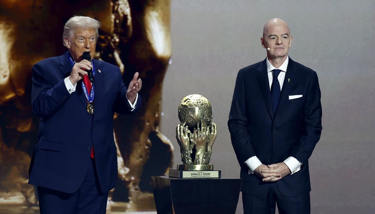 https://wips.plug.it/cips/notizie.virgilio.it/cms/2025/12/premio-pace-donald-trump-fifa-sorteggio-mondiali-2026-polemiche.jpg