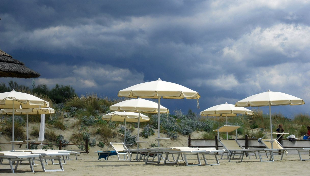 Cielo nuvoloso in una localit&agrave; della cosa tirrenica