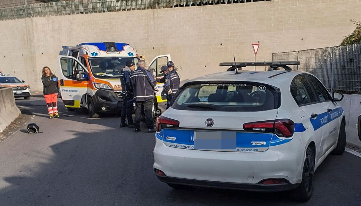 https://wips.plug.it/cips/notizie.virgilio.it/cms/2025/12/ragazzo-morto-incidente-arco-felice-napoli-scooter-scuola-pozzuoli.jpg